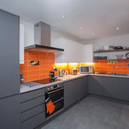 Higgihaus #3b 4 Bed Monday - Friday Whole House Bristol