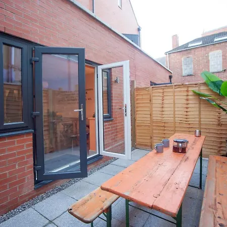 Higgihaus #3b 4 Bed Monday - Friday Whole House * Bristol